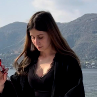 Beatrice Cremonesi mentre prepara un cocktail sulle rive del lago Maggiore