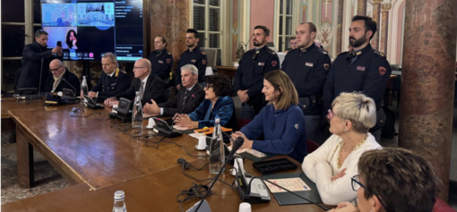 La Polizia di Stato insieme ai membri della giunta al consiglio comunale di Varese questa sera La Polizia di Stato insieme ai membri della giunta al consiglio comunale di Varese questa sera