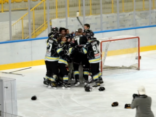 Felicità pura in via Albani per i Crazy campioni della categoria B (qui e nelle foto sotto) dopo il 5-1 ai Fighters