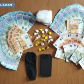 Ventidue dosi di cocaina nascosta in auto in un calzino sotto un seggiolino per bambini: spacciatore arrestato Ventidue dosi di cocaina nascosta in auto in un calzino sotto un seggiolino per bambini: spacciatore arrestato