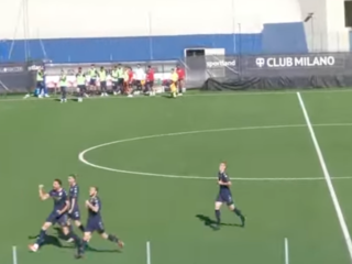 Romero corre sotto la curva dopo il gol Romero corre sotto la curva dopo il gol