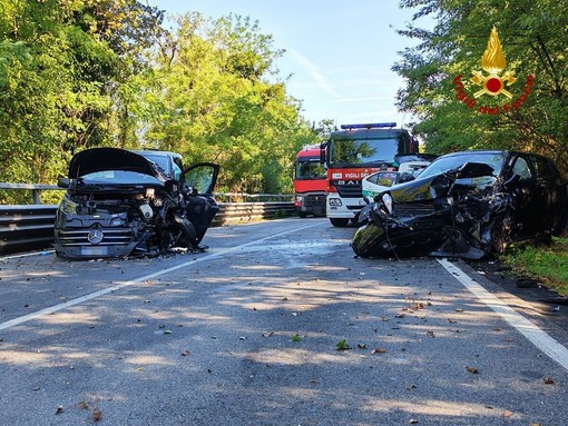 Le immagini del violento scontro frontale tra un'auto e un minivan sulla superstrada di Malpensa a Somma Lombardo Le immagini del violento scontro frontale tra un'auto e un minivan sulla superstrada di Malpensa a Somma Lombardo