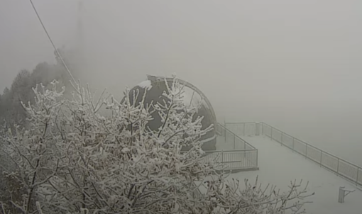 La neve questa mattina al Campo dei Fiori (foto dalla webcam del Centro Geofisico Prealpino)