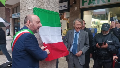 Massimo Moratti con il sindaco di Somma Stefano Bellaria scoprono la targa dedicata ad Angelo Moratti (foto dalla pagina Facebook del Comune)