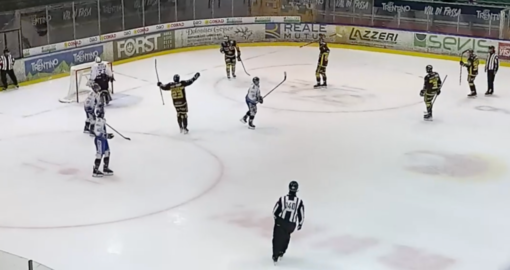 Marcello Borghi allarga le braccia e attende l'abbraccio di Alex Bertin dopo il quinto gol