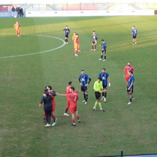 VIDEO. La Solbiatese crea valanghe di occasioni e vince 1-0. Un presunto sputo dalla panchina ospite all'arbitro fa finire la partita