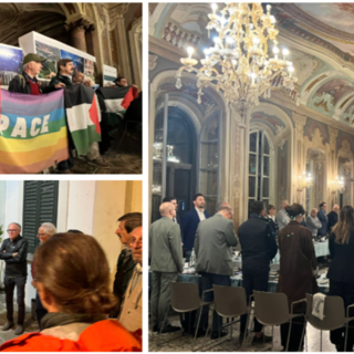 Bandiere palestinesi e della pace tra il pubblico stasera a Palazzo Estense (in alto) dove il consiglio comunale è iniziato con un minuto di silenzio per le vittime della democrazia (a destra). Fuori dall'aula la lettura dei nomi dei bambini uccisi nella Striscia di Gaza nella terza immagine