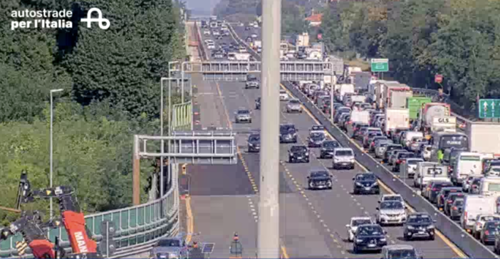 Le code in Autolaghi in conseguenza dell'incidente viste dalla webcam di Autostrade per l'Italia Le code in Autolaghi in conseguenza dell'incidente viste dalla webcam di Autostrade per l'Italia