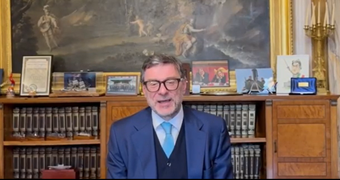 Un frame del videomessaggio del ministro Giorgetti dedicato alla "sua" scuola primaria Pascoli di Cazzago Brabbia