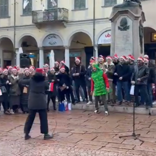 Il flas mob in piazza del Garibaldino dei dipendenti dell'azienda Very Fast People
