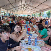 Stand gastronomico protagonisti nel fine settimana in provincia di Varese: nella foto le tavolate della manifestazione "Tri dì in cumpagnia" di Sesto Calende Stand gastronomico protagonisti nel fine settimana in provincia di Varese: nella foto le tavolate della manifestazione "Tri dì in cumpagnia" di Sesto Calende
