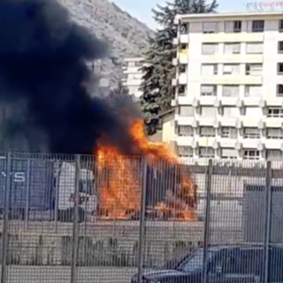 L'incendio in un'immagine tratta da un video pubblicato su www.laprovinciadicomo.it