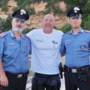 L'appuntato scelto Fabio Latanza con i colleghi della stazione di San Felice Circeo al suo arrivo dopo la traversata L'appuntato scelto Fabio Latanza con i colleghi della stazione di San Felice Circeo al suo arrivo dopo la traversata