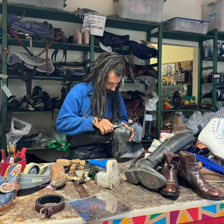 Il calzolaio di Sesto Calende Marco Del Tredici al lavoro nella sua bottega