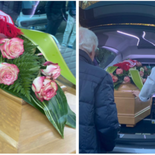 Una sciarpa della Pallacanestro Varese, rose bianche e rosse e il tocco, quasi un bacio d'addio, di Massimo Lucarelli come dei tantissimi presenti alla chiesa di Avigno per l'ultimo saluto a Giovanna Malnati, moglie di Ernestino Ramella e madre di Nicolò e Mattia