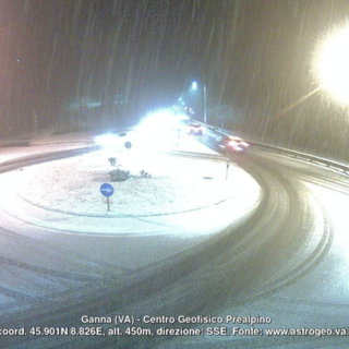 La situazione sulla statale a Ganna (foto webcam Centro Geofisico Prealpino)