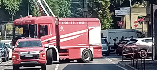 I mezzi dei vigili del fuoco in via Caracciolo