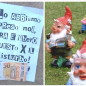 A sinistra: La foto inviataci in redazione dalla nostra lettrice con il messaggio misterioso. A destra: un'immagine generica di nani da giardino A sinistra: La foto inviataci in redazione dalla nostra lettrice con il messaggio misterioso. A destra: un'immagine generica di nani da giardino