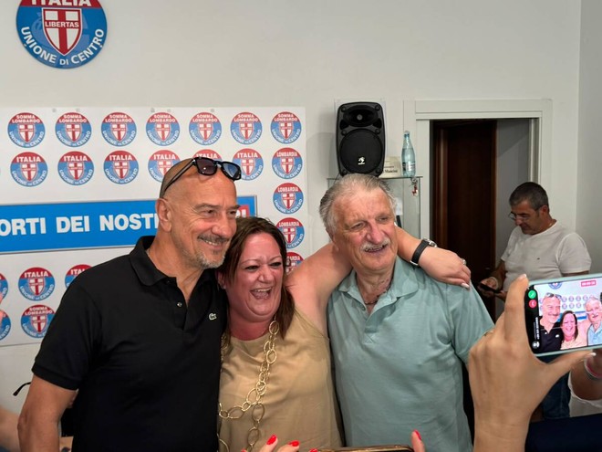 Silvio Pezzotta festeggia l'elezione a sindaco di Somma Lombardo Silvio Pezzotta festeggia l'elezione a sindaco di Somma Lombardo