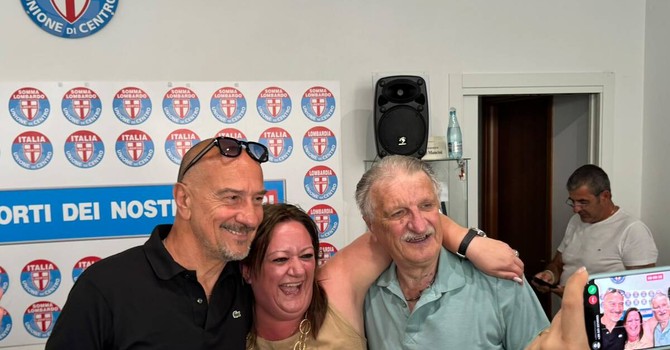 Silvio Pezzotta festeggia l'elezione a sindaco di Somma Lombardo Silvio Pezzotta festeggia l'elezione a sindaco di Somma Lombardo