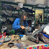 Il calzolaio di Sesto Calende Marco Del Tredici al lavoro nella sua bottega
