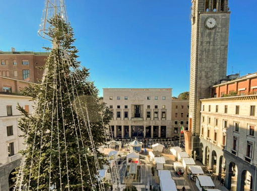 FOTO - Piazza Monte Grappa: è tutto pronto per il Natale