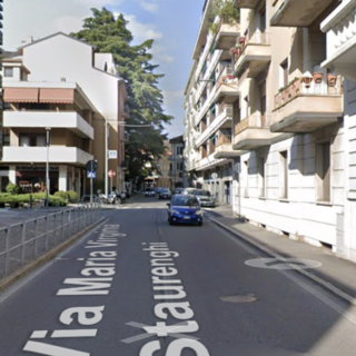 Il tratto di via Staurenghi in cui ci sarà il restringimento di carreggiata