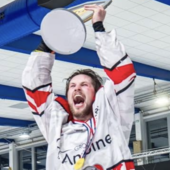Joey Musa la coppa della Division 1 francese (foto tratta dal profilo ufficiale dei Dogs de Cholet) Joey Musa la coppa della Division 1 francese (foto tratta dal profilo ufficiale dei Dogs de Cholet)