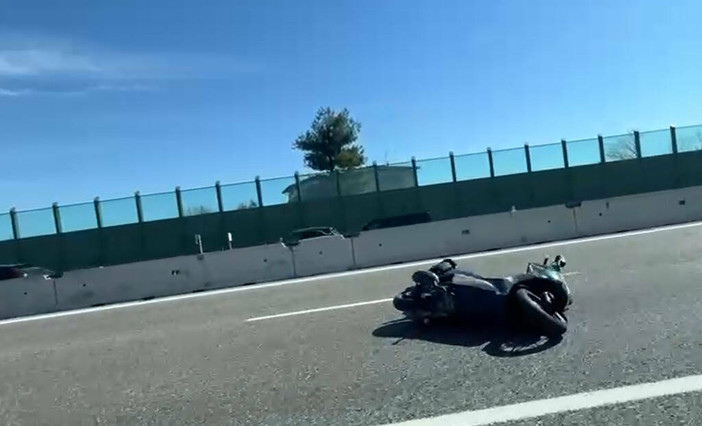 La moto coinvolta nell'incidente sull'autostrada (foto tratta da IlSaronno.it)