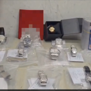 Orologi e carte da collezione di contrabbando sequestrati all'aeroporto di Linate