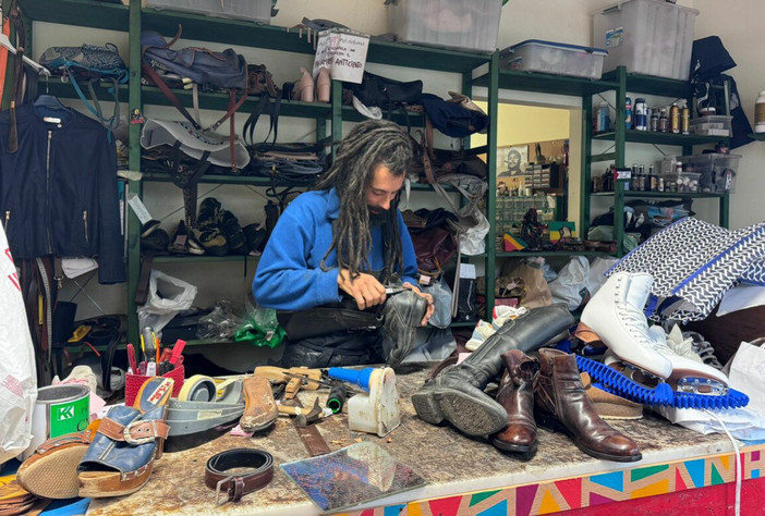 Il calzolaio di Sesto Calende Marco Del Tredici al lavoro nella sua bottega