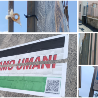 Striscione spezzato a metà per terra in via Sacco, a fianco di Palazzo Estense