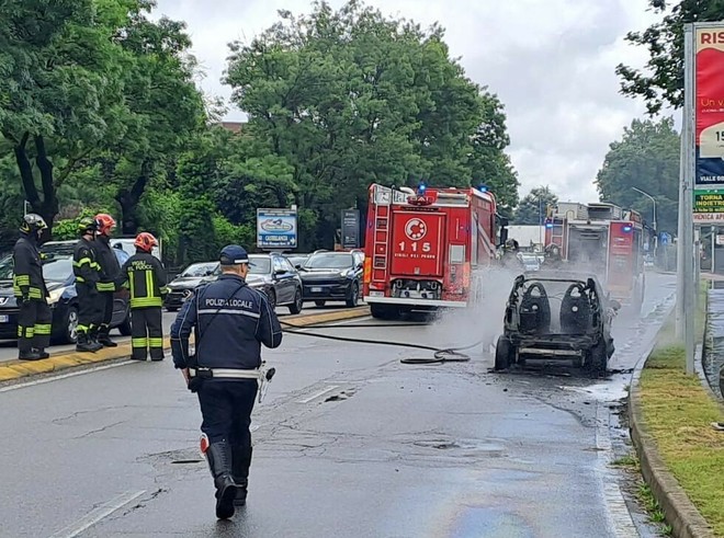 Auto divorata dalle fiamme in via per Fagnano a Busto: strada bloccata e viabilità in tilt Auto divorata dalle fiamme in via per Fagnano a Busto: strada bloccata e viabilità in tilt