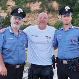 L'appuntato scelto Fabio Latanza con i colleghi della stazione di San Felice Circeo al suo arrivo dopo la traversata