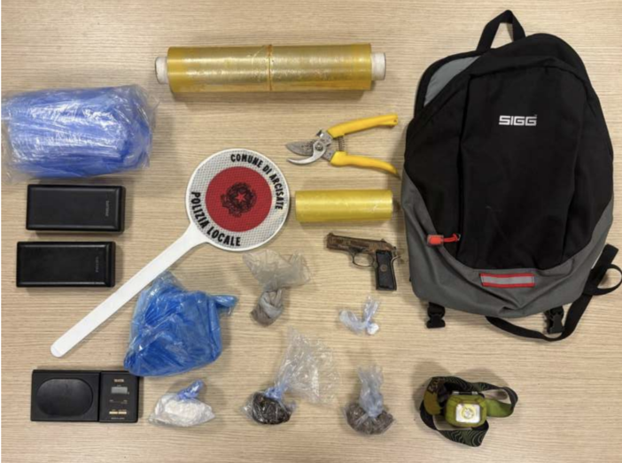 Il materiale sequestrato dalla polizia locale