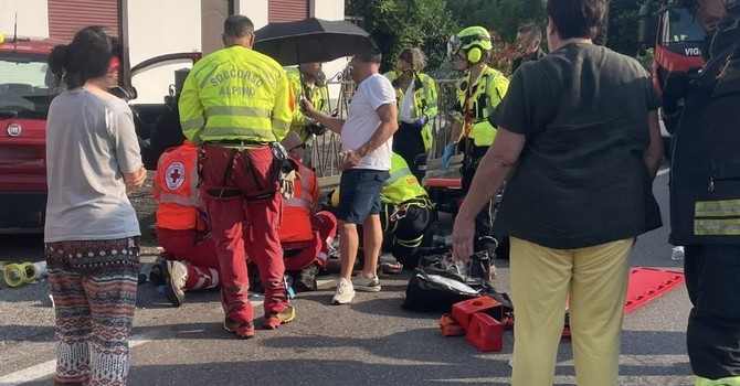 I soccorsi in azione dopo l'incidente (foto dal gruppo Facebook Daveri"