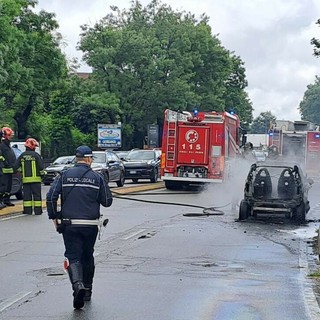 Auto divorata dalle fiamme in via per Fagnano a Busto: strada bloccata e viabilità in tilt