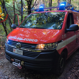 Le operazioni di soccorso del parapendista precipitato su un albero a Cittiglio