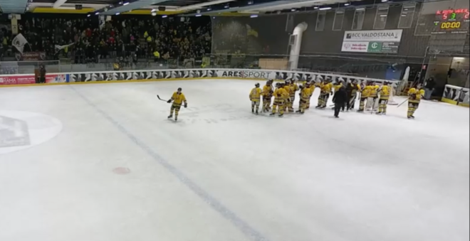 Bastille, Bertin, Vanetti e Piroso non puoi concederli a questo Aosta (2-5). Eppure siamo alle final four. Alla faccia di chi irride il pubblico giallonero Bastille, Bertin, Vanetti e Piroso non puoi concederli a questo Aosta (2-5). Eppure siamo alle final four. Alla faccia di chi irride il pubblico giallonero