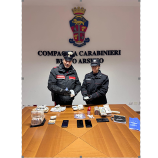 Spacciava droga nella zona di Busto: la cocaina e l'hashish nascosti in un doppiofondo dell'auto e in cassaforte