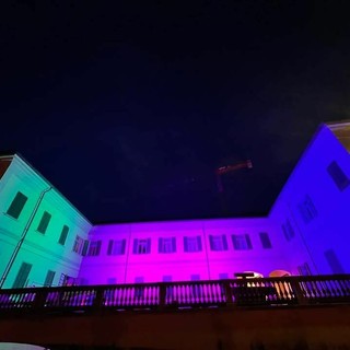 Il palazzo comunale di Sesto Calende illuminato