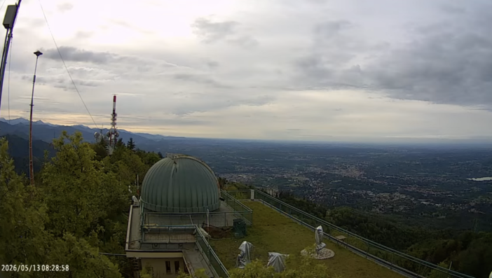 Il cielo visto dal Campo dei Fiori questa mattina (foto webcam Centro Geofisico Prealpino)