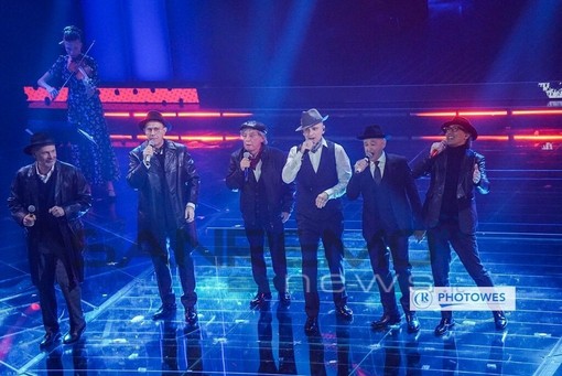 L'esibizione di J-Ax con Cochi, Paolo Rossi, Paolo Jannacci, Ale e Franz sul palco dell'Ariston (foto da Sanremonews.it) L'esibizione di J-Ax con Cochi, Paolo Rossi, Paolo Jannacci, Ale e Franz sul palco dell'Ariston (foto da Sanremonews.it)