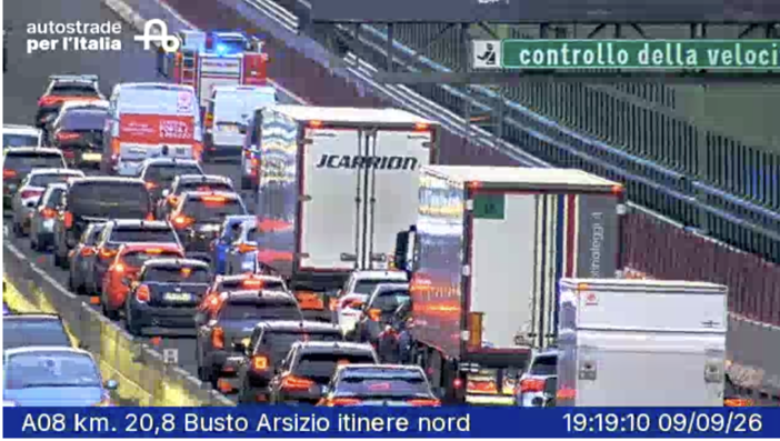 Le code e i mezzi dei vigili del fuoco visti dalle webcam di Autostrade per l'Italia Le code e i mezzi dei vigili del fuoco visti dalle webcam di Autostrade per l'Italia