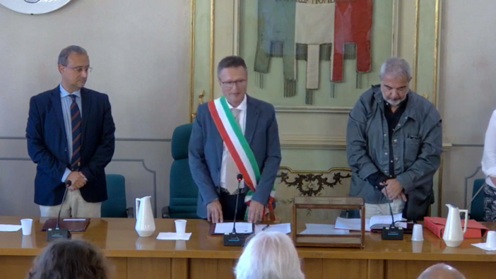 Il giuramento del nuovo sindaco di Laveno Mombello Bruno Bresciani Il giuramento del nuovo sindaco di Laveno Mombello Bruno Bresciani