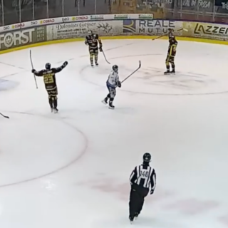 Marcello Borghi allarga le braccia e attende l'abbraccio di Alex Bertin dopo il quinto gol