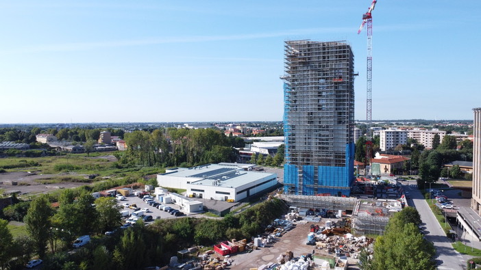 Il cantiere del nuovo grattacielo di Saronno