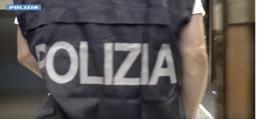 Droga e armi, maxi blitz della Squadra Mobile: sequestrati 800 grammi di hashish e pastiglie di MDMA Droga e armi, maxi blitz della Squadra Mobile: sequestrati 800 grammi di hashish e pastiglie di MDMA