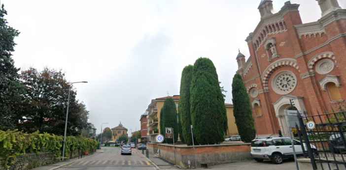 In via Virgilio davanti alla chiesa di Sant'Ambrogio un'area attualmente in disuso e in pessime condizioni potrebbe ospitare oltre 30 posti auto a rotazione
