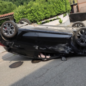 Besano, auto si ribalta: conducente si allontana prima dei soccorsi